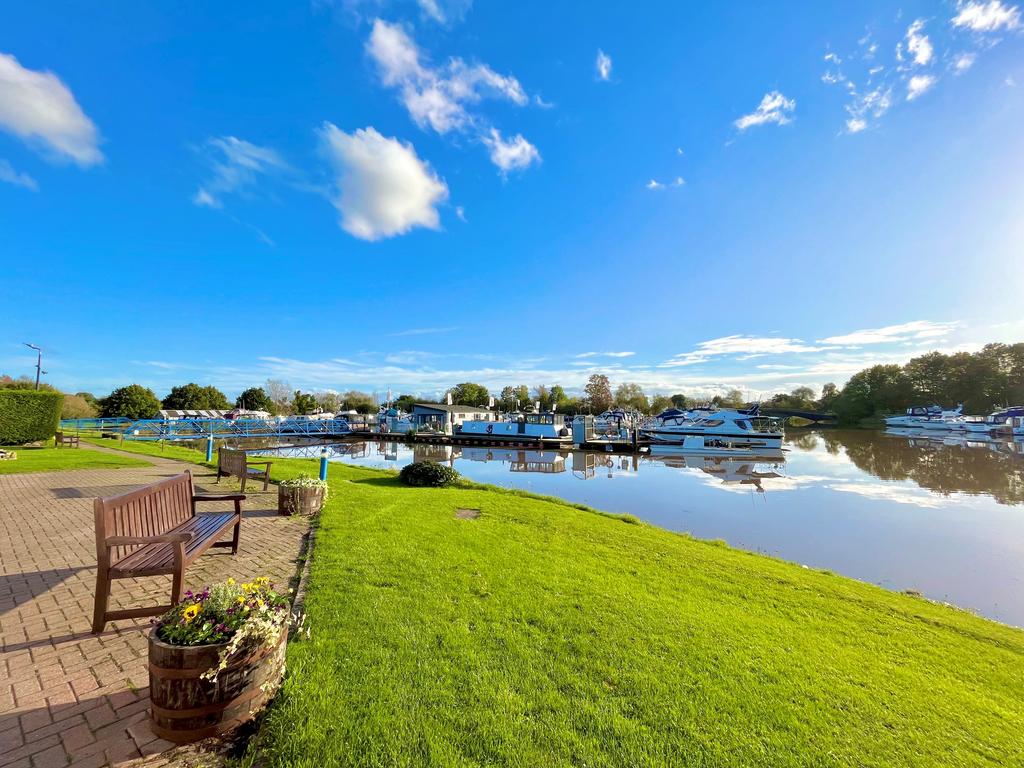 East Waterside, Upton Marina, UptonuponSevern, WR8 2 bed apartment to
