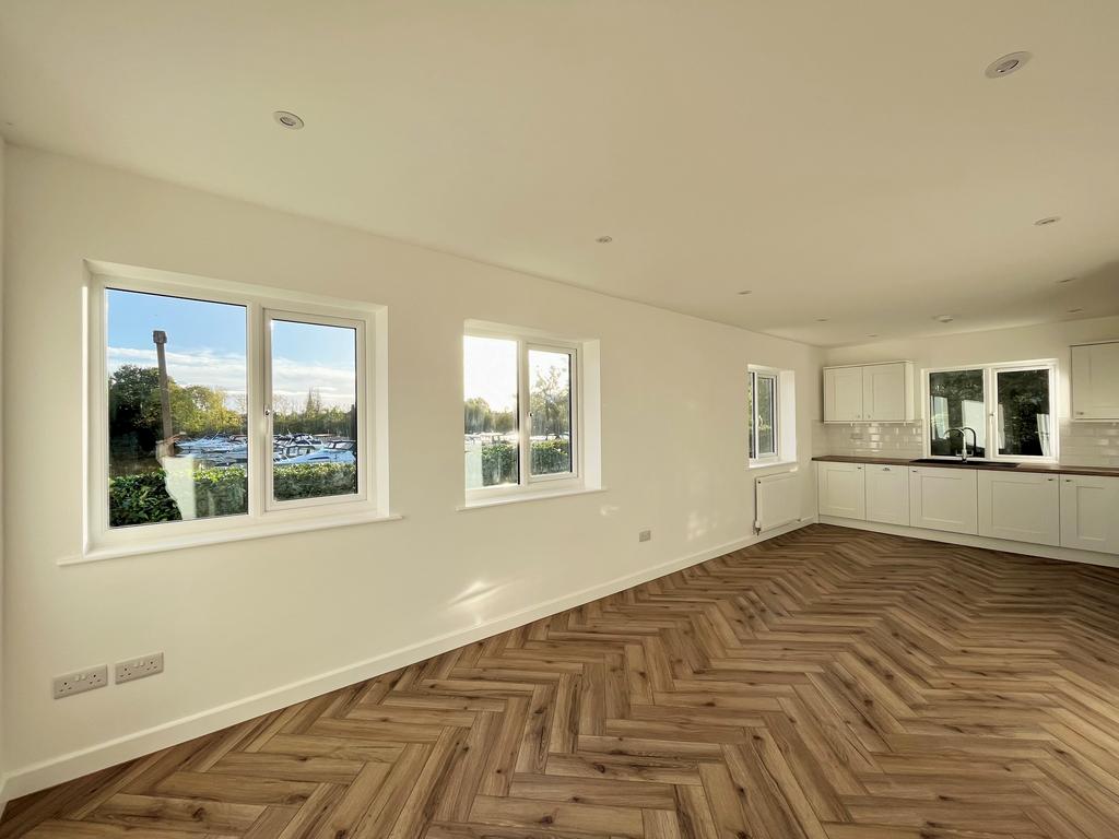 East Waterside, Upton Marina, UptonuponSevern, WR8 2 bed apartment to