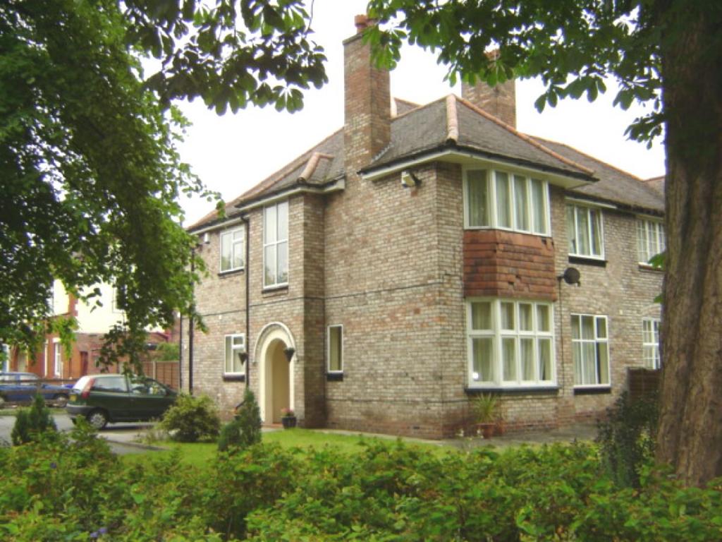 13 Wood Road, Whalley Range... 1 bed flat £725 pcm (£167 pw)