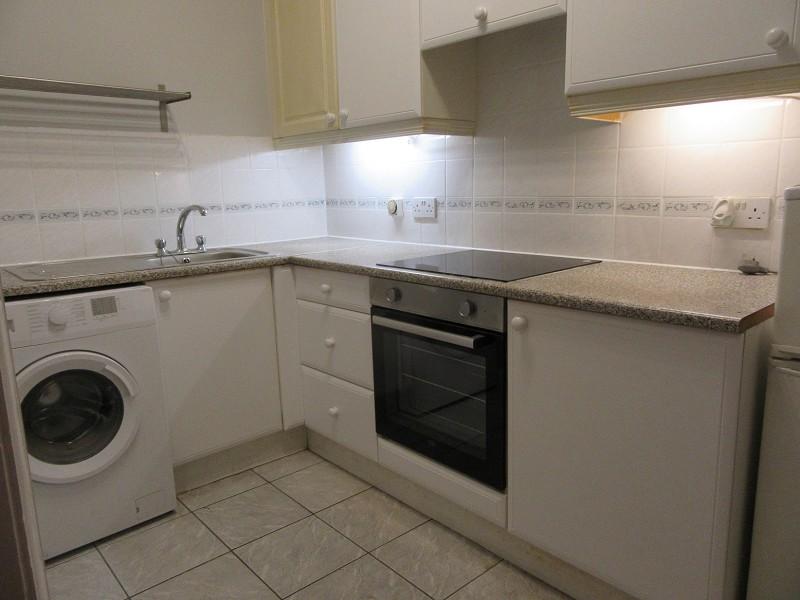 13 Wood Road, Whalley Range... 1 bed flat £725 pcm (£167 pw)