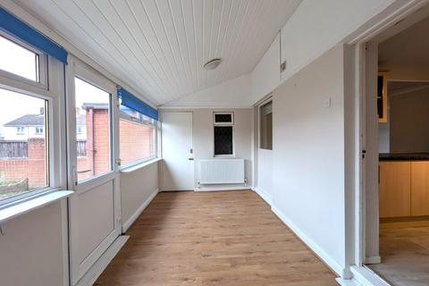 3 bedroom semi-detached house to rent, Radburn Road, Doncaster, DN11