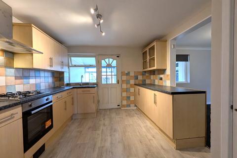 3 bedroom semi-detached house to rent, Radburn Road, Doncaster, DN11