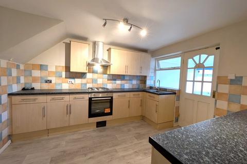 3 bedroom semi-detached house to rent, Radburn Road, Doncaster, DN11