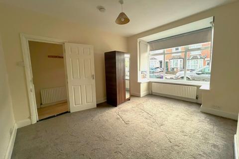 3 bedroom terraced house to rent, Kings Road, Hitchin, SG5