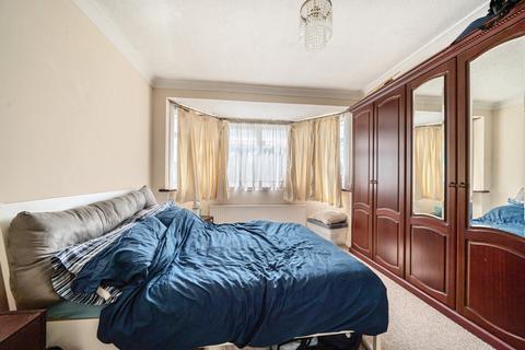 16 Cotswold Close, Uxbridge, UB8 2NA