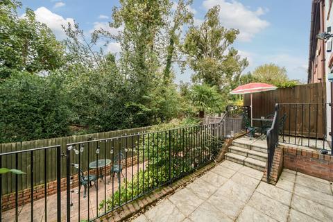 18 Kent Close, Uxbridge, UB8 1XR
