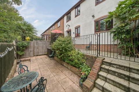 18 Kent Close, Uxbridge, UB8 1XR