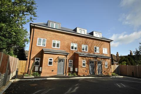 4 bedroom end of terrace house for sale - Bater Close, London SE12