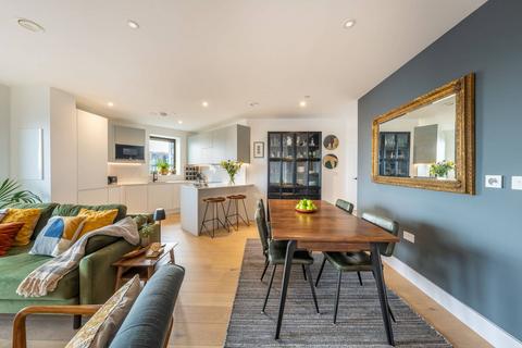 3 bedroom flat for sale, Capital Interchange Way, Brentford, TW8