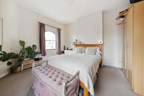 3 bedroom flat for sale, Ferndale Road, SW4