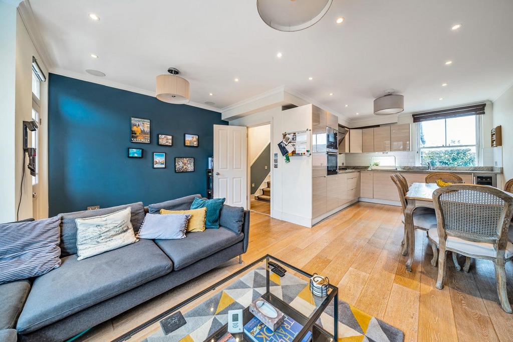 Dinsmore Road, Balham 3 bed flat for sale £975,000