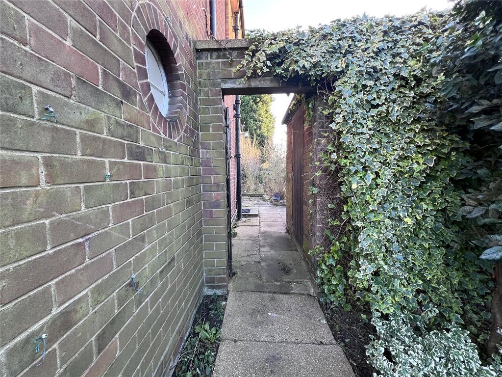 Saxby Grove, Grimsby, N.E Lincolnshire, DN33 3 bed semidetached house