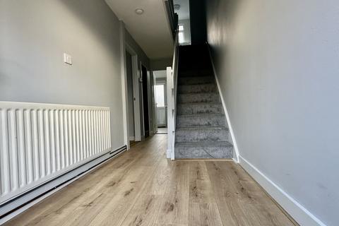 3 bedroom semi-detached house to rent, Wilford Crescent West, The Meadows