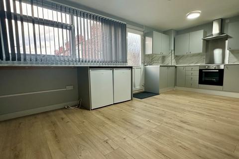 3 bedroom semi-detached house to rent, Wilford Crescent West, The Meadows