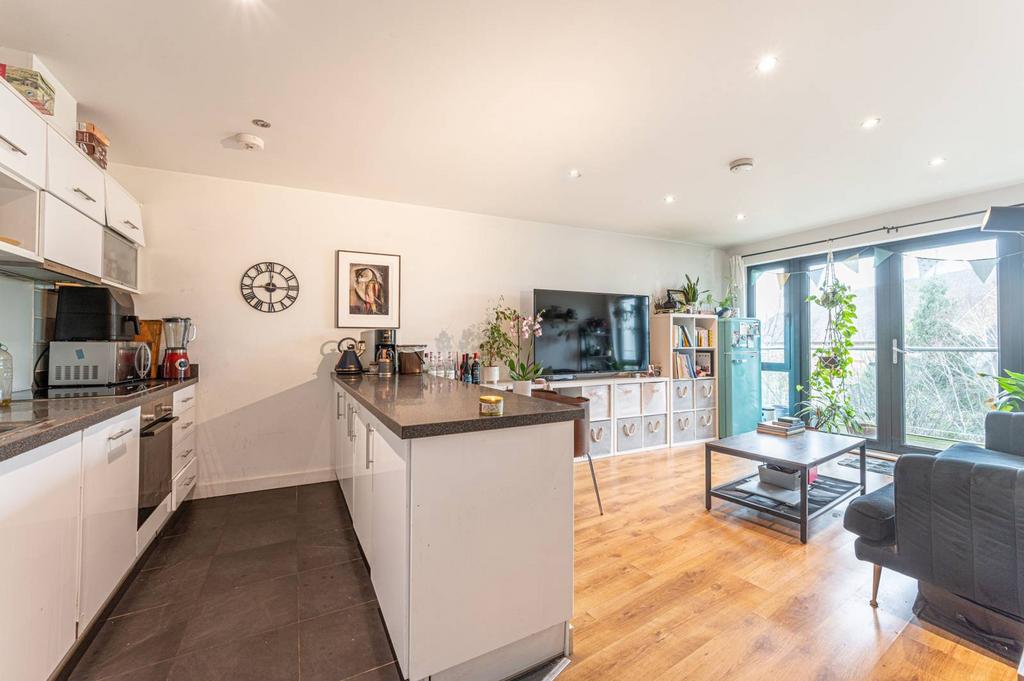 Friern Road, New Southgate, London, N11 2 bed flat for sale £