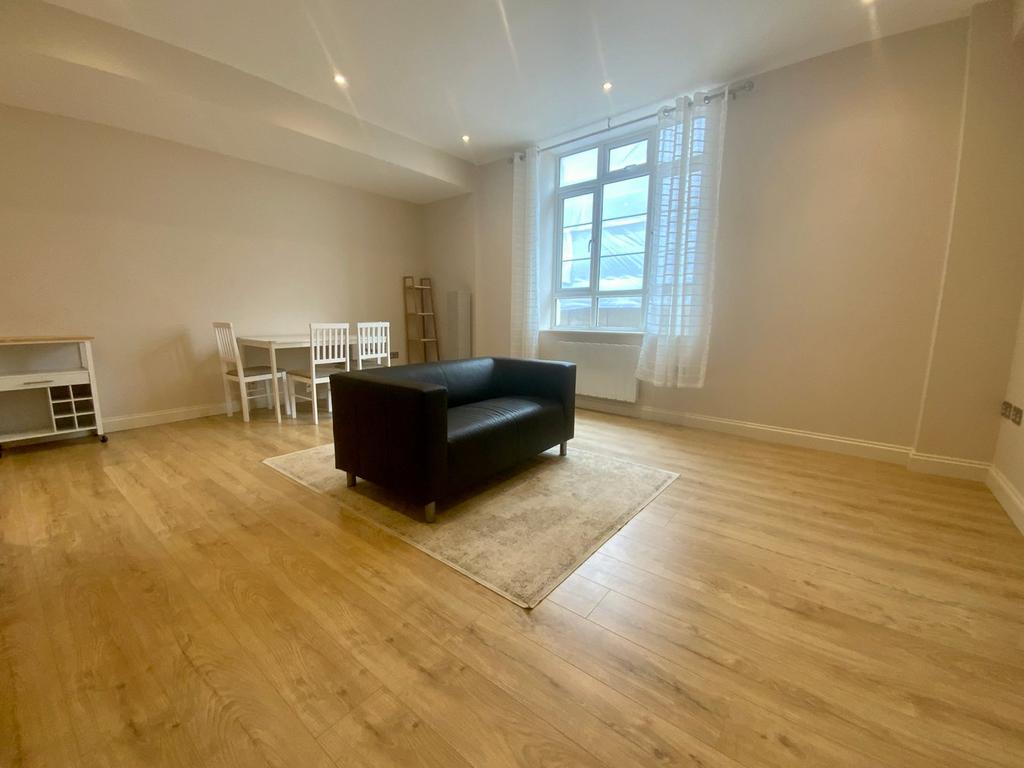 Western Road, Brighton, BN1 2 bed flat to rent £1,800 pcm (£415 pw)