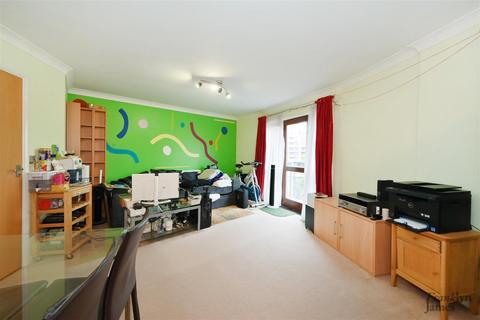 2 bedroom apartment for sale, Morris Road, London, E14