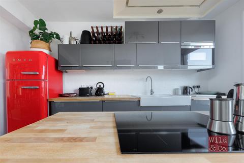 159c Clarence Road, London, E5 8EE