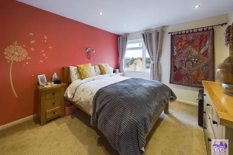 104 Charles Drive, Cuxton, Rochester, ME2 1DT
