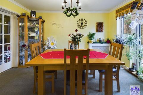 104 Charles Drive, Cuxton, Rochester, ME2 1DT