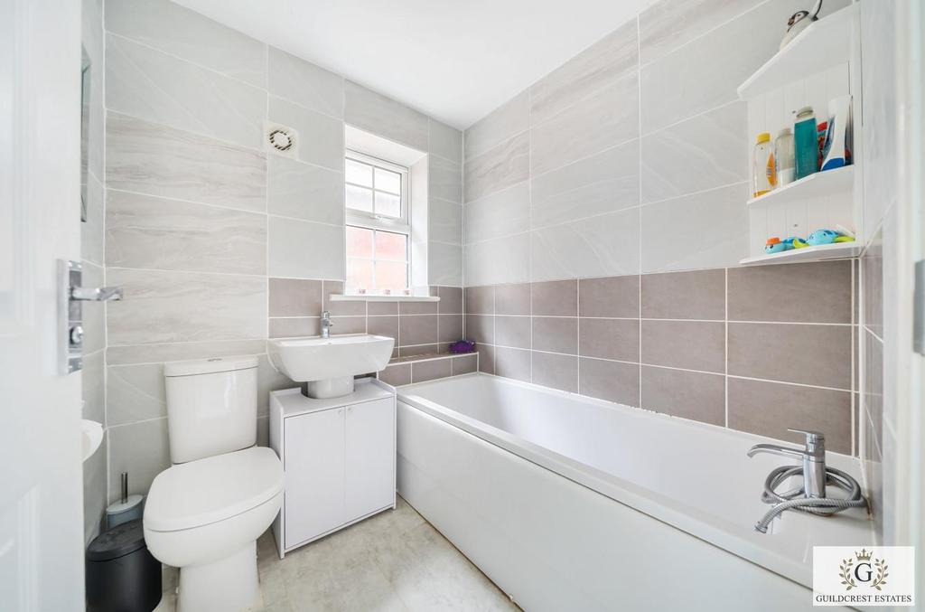 Bishop Close Margate for sale- family bathroom