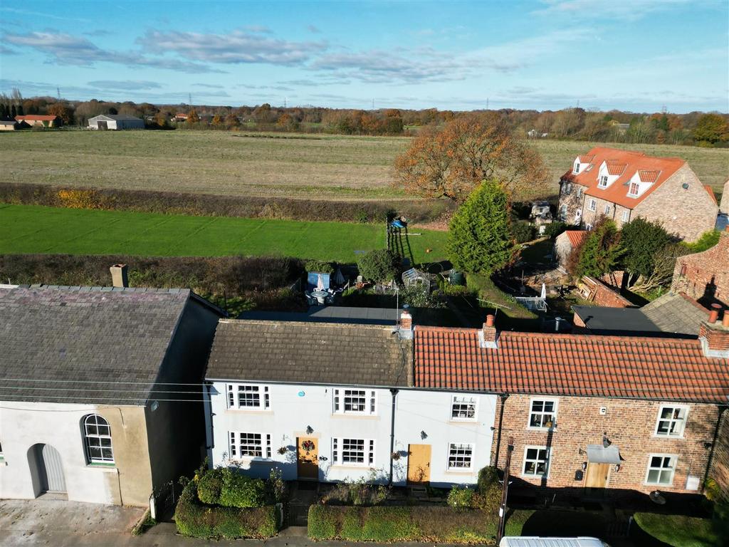 Broad Lane, Sykehouse, Goole 4 bed cottage for sale £325,000