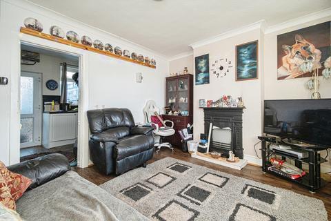 2 bedroom end of terrace house for sale - Queen Street, Withernsea, HU19
