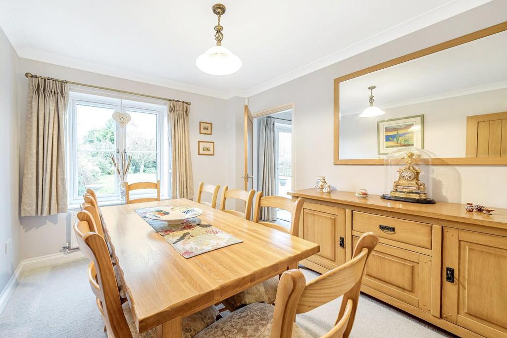 DINING ROOM.jpg