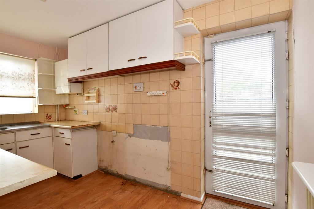 Ruffets Wood, Gravesend, Kent 2 bed detached bungalow for sale £275,000