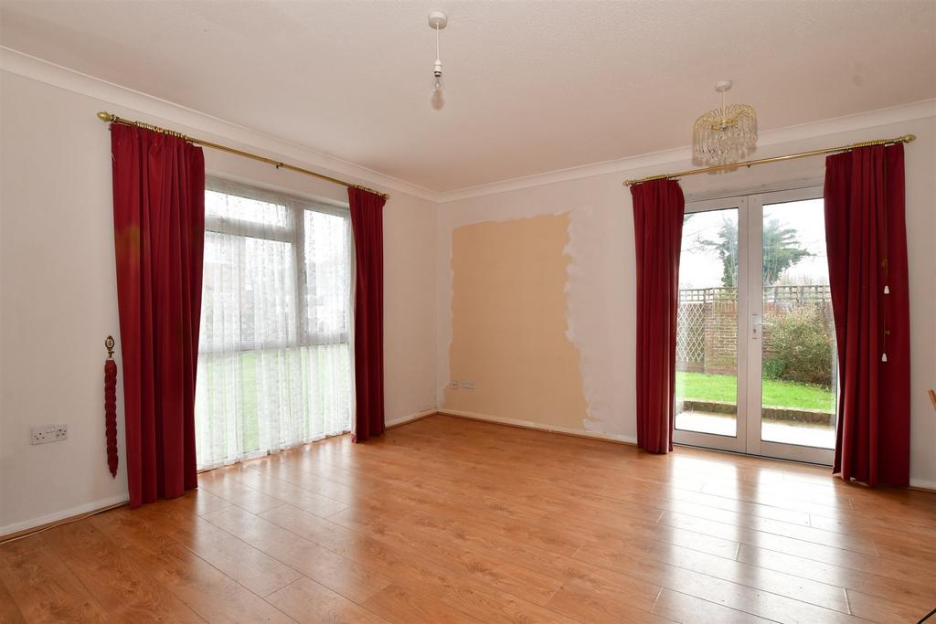 Ruffets Wood, Gravesend, Kent 2 bed detached bungalow for sale £265,000