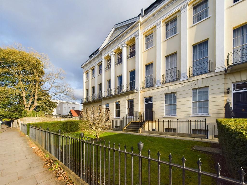 Evesham Road, Cheltenham, Gloucestershire, GL52 3 bed apartment for