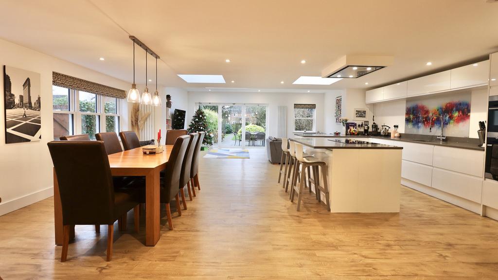 125 High Street, Prestwood, HP16 4 bed character property for sale £