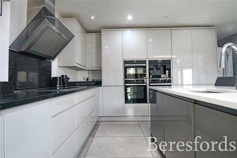 7 Dury Falls Close, Hornchurch, RM11 3AX
