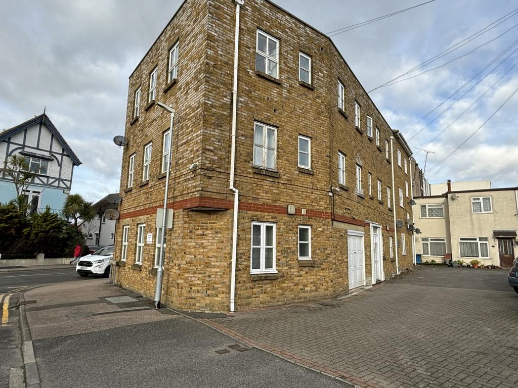 Sea Street Herne Bay CT6 2 bed apartment - £900 pcm (£208 pw)