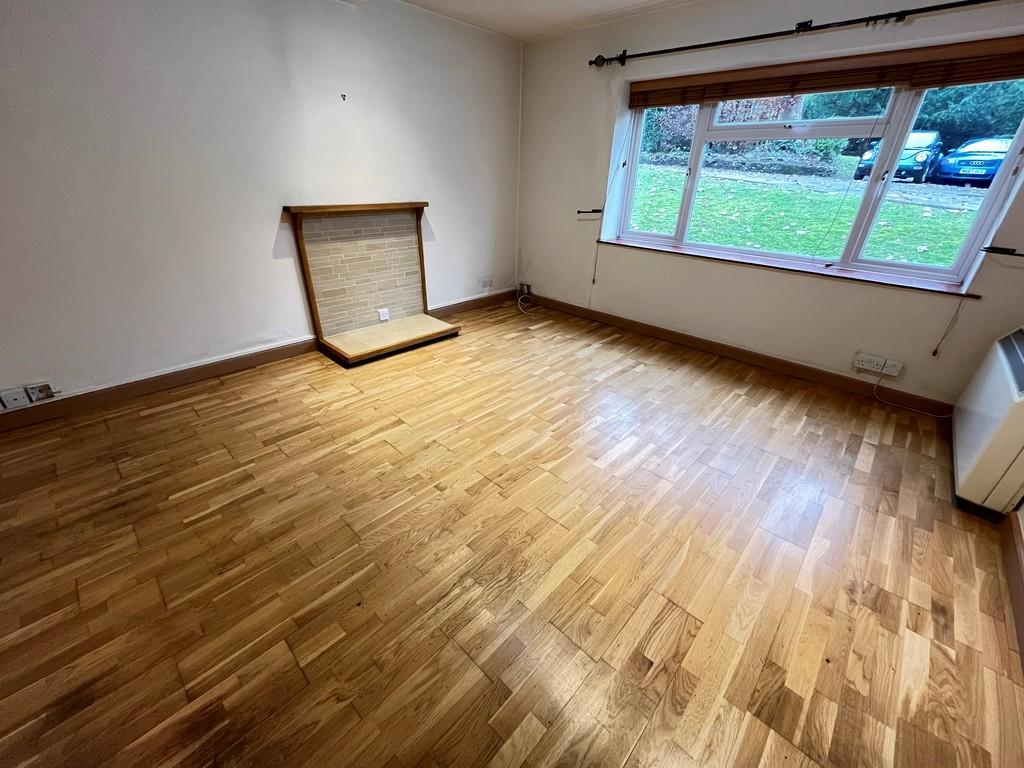 Tupwood Lane, Caterham 2 bed ground floor flat £250,000