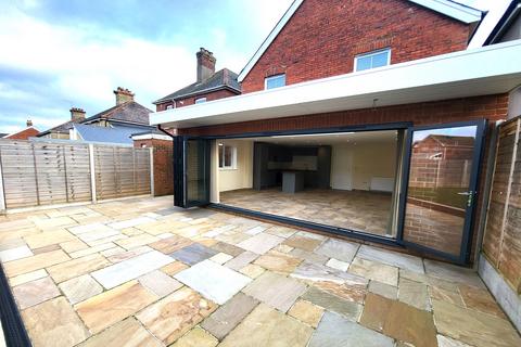 4 bedroom detached house to rent, Medina Avenue, Newport