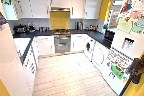 4 bedroom end of terrace house for sale, Haig Avenue, Rochester