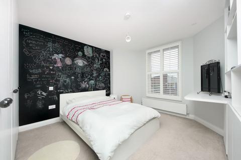 22 Chatsworth Gardens, London, W3 9LN