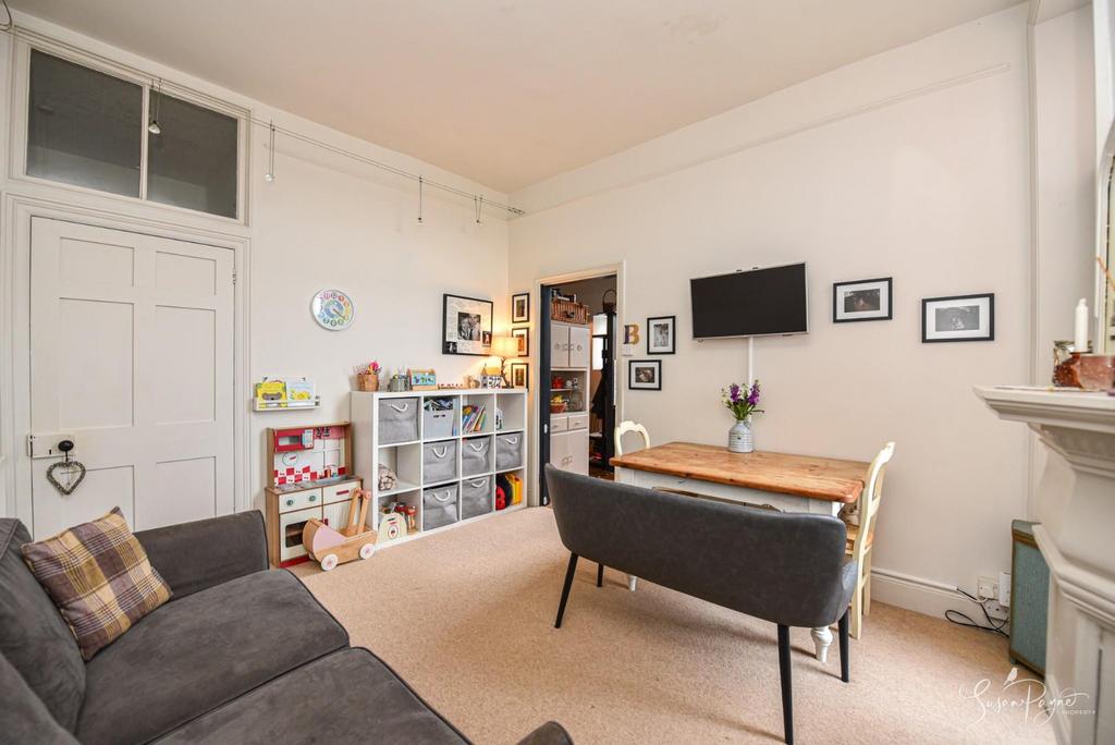 Front Snug/Dining Room