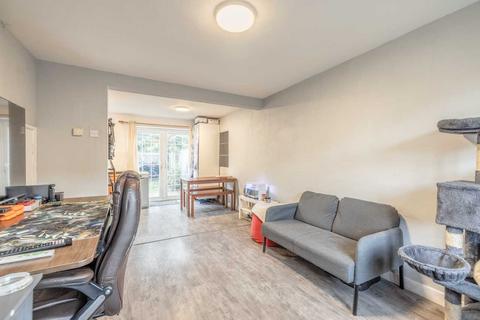 39 Thorn Drive, George Green, Slough, SL3 6SA