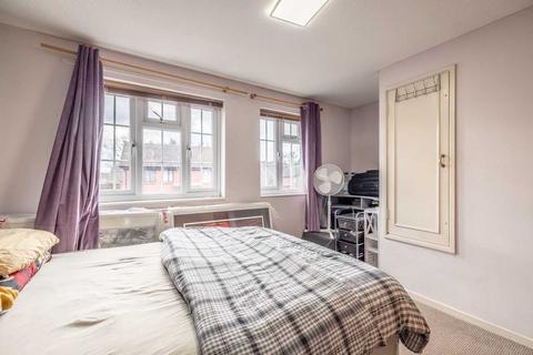 39 Thorn Drive, George Green, Slough, SL3 6SA