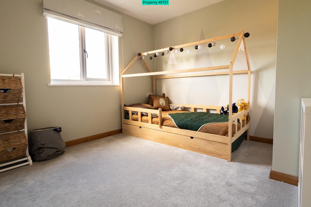 Bedroom 2  9' 11" x 9' 11" (3.02m x 3.02m)