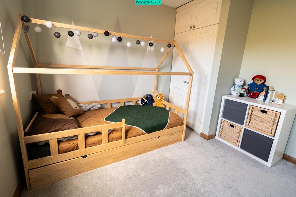 Bedroom 2  9' 11" x 9' 11" (3.02m x 3.02m)
