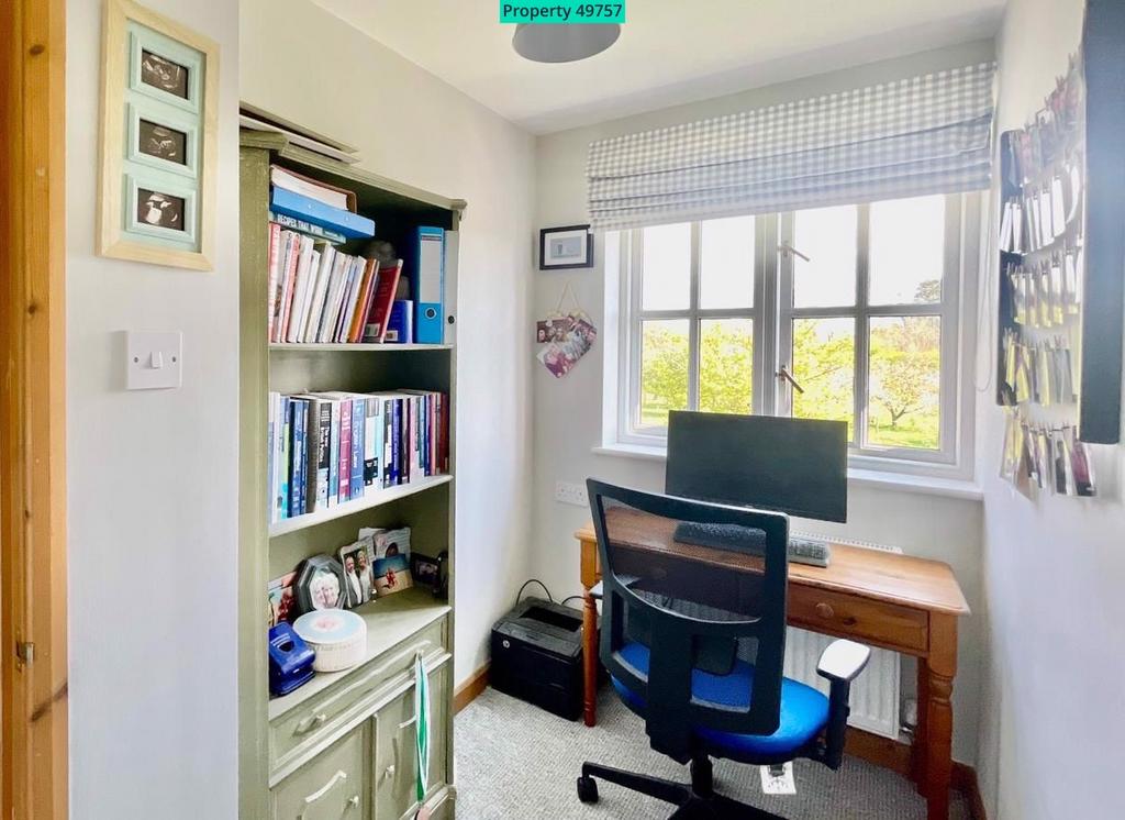 Bedroom 4/Office  4' 10" x 9' 11" (1.47m x 3.02m)