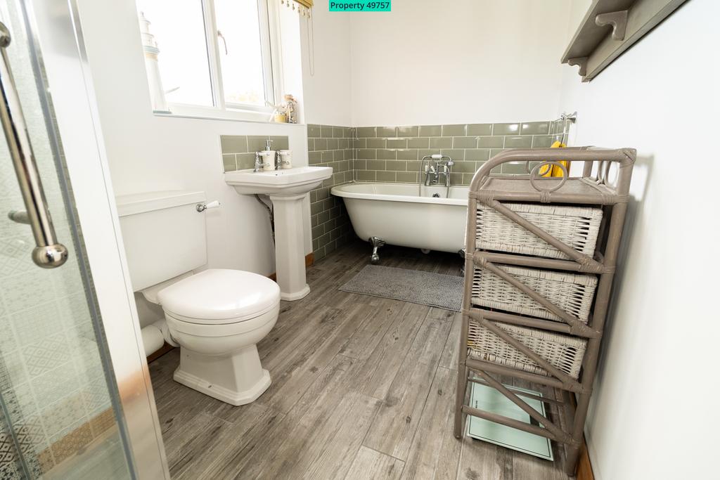 Bathroom 5' 6" x 12' 2" (1.68m x 3.71m)