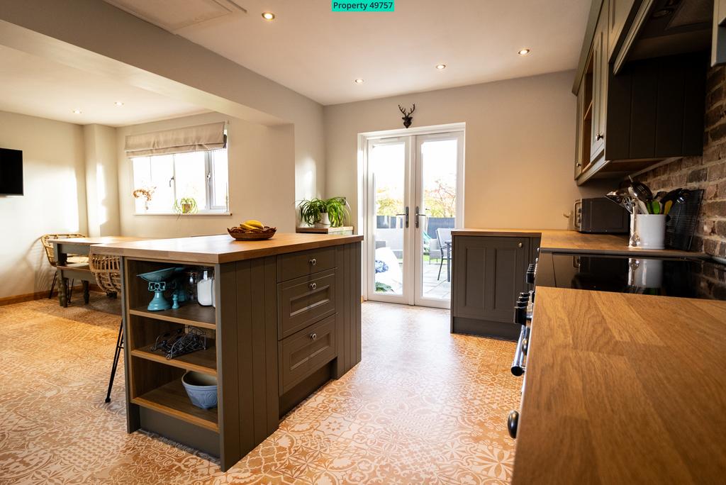 Kitchen/Diner 16' 5" x 20' 6" (5.00m x 6.24m)