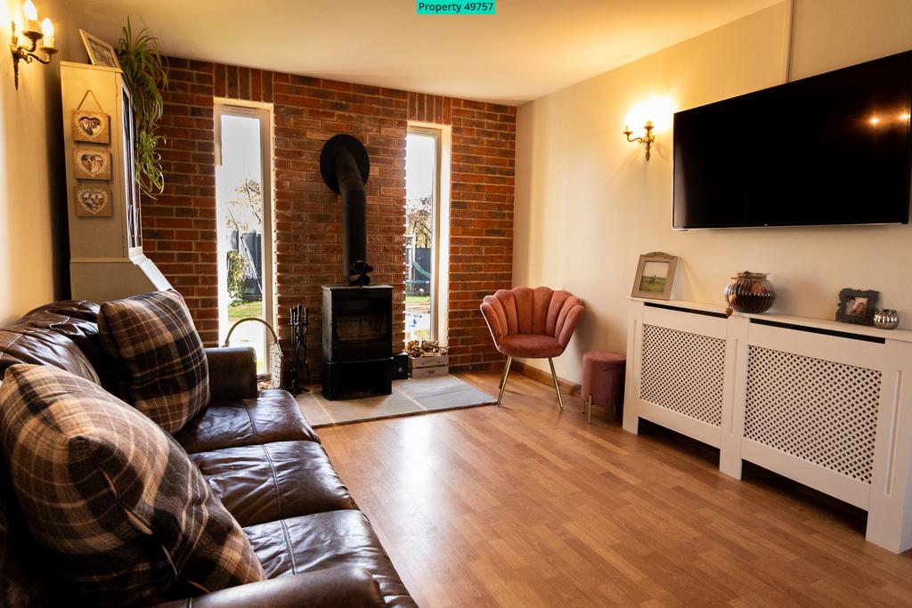Living Room 12' 9" x 19' 6" (3.88m x 5.94m)