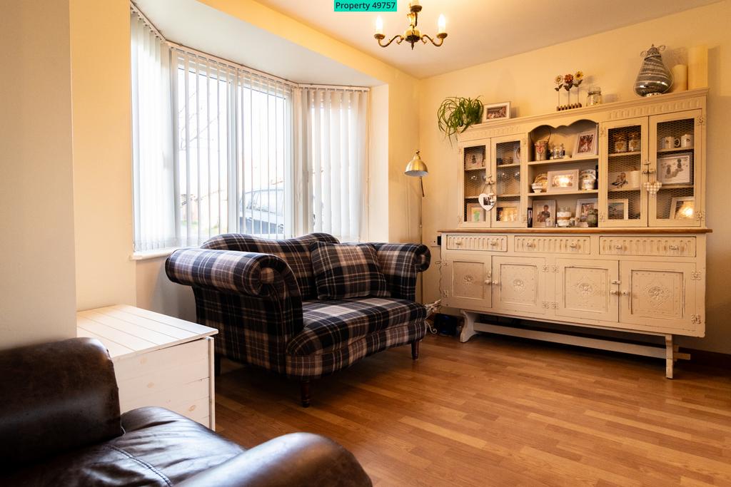 Living Room 12' 9" x 19' 6" (3.88m x 5.94m)