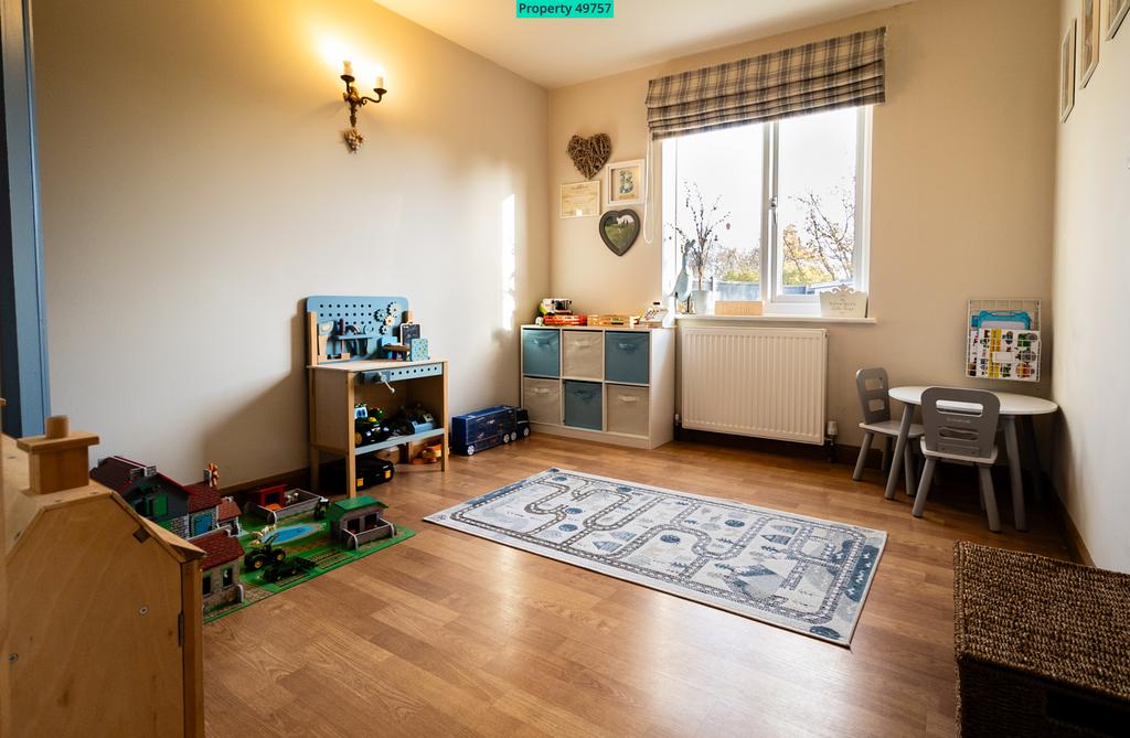 Family Room 9' 1" x 9' 11" (2.77m x 3.02m)