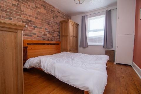 2 bedroom flat to rent, Bengal Road, Winton